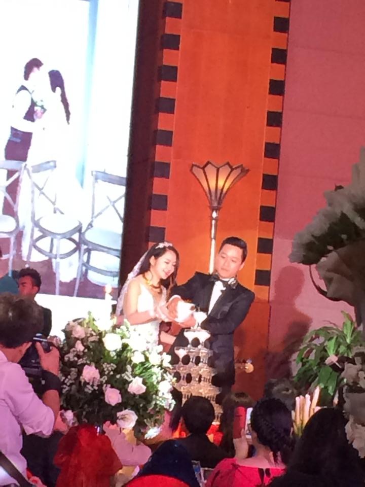 Cô dâu, chú rể cùng rót sâm panh chúc mừng...