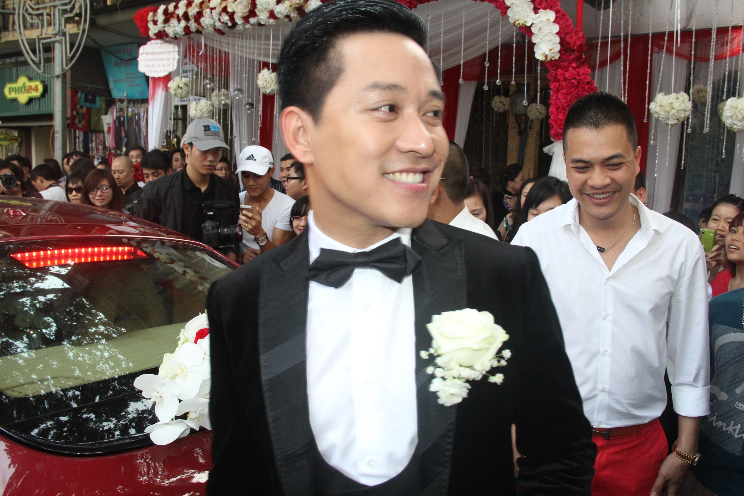 Anh đã trải qua nhiều mối tình với các người đẹp nổi tiếng trước khi kết hôn