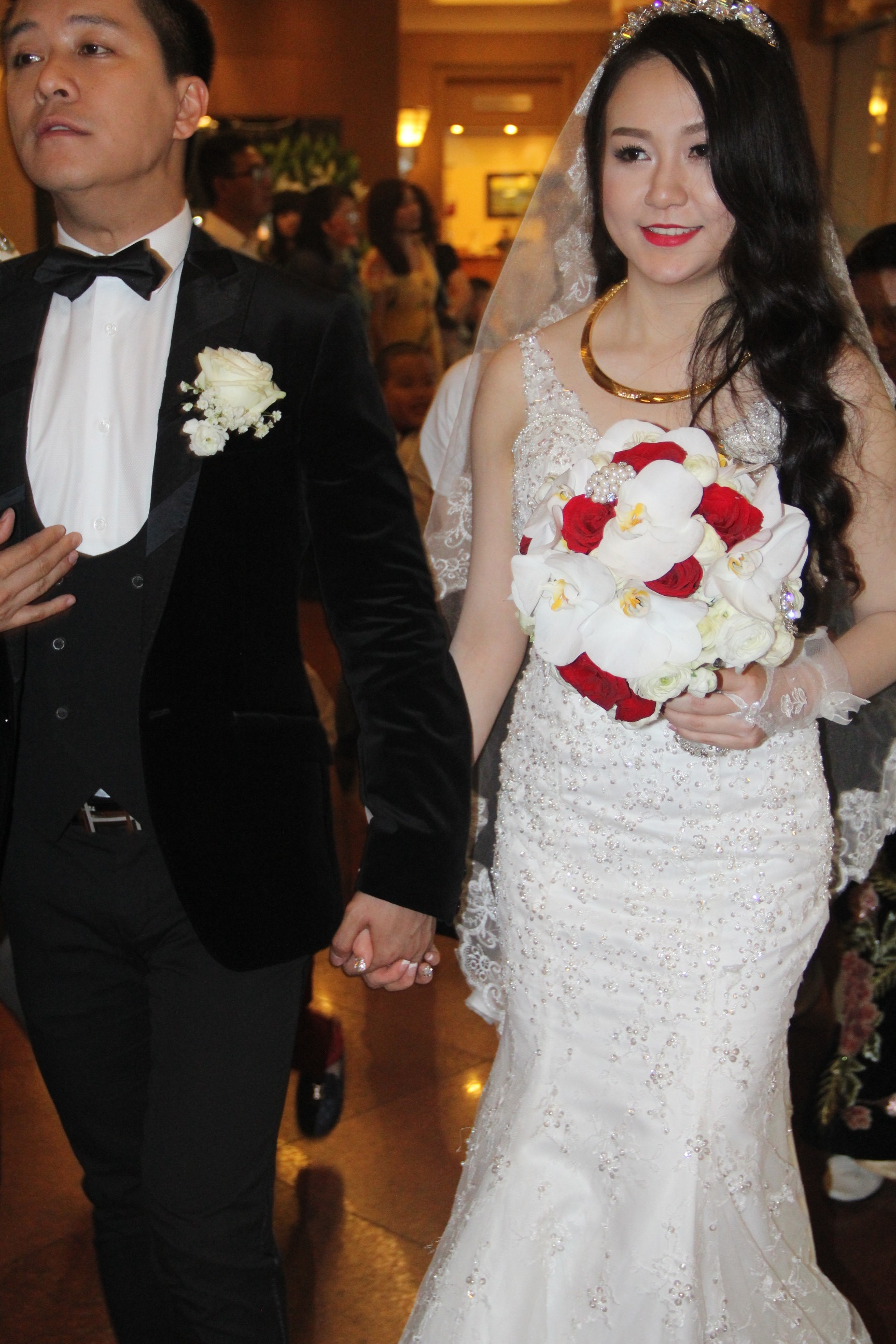 Cô dâu trẻ trung và gợi cảm