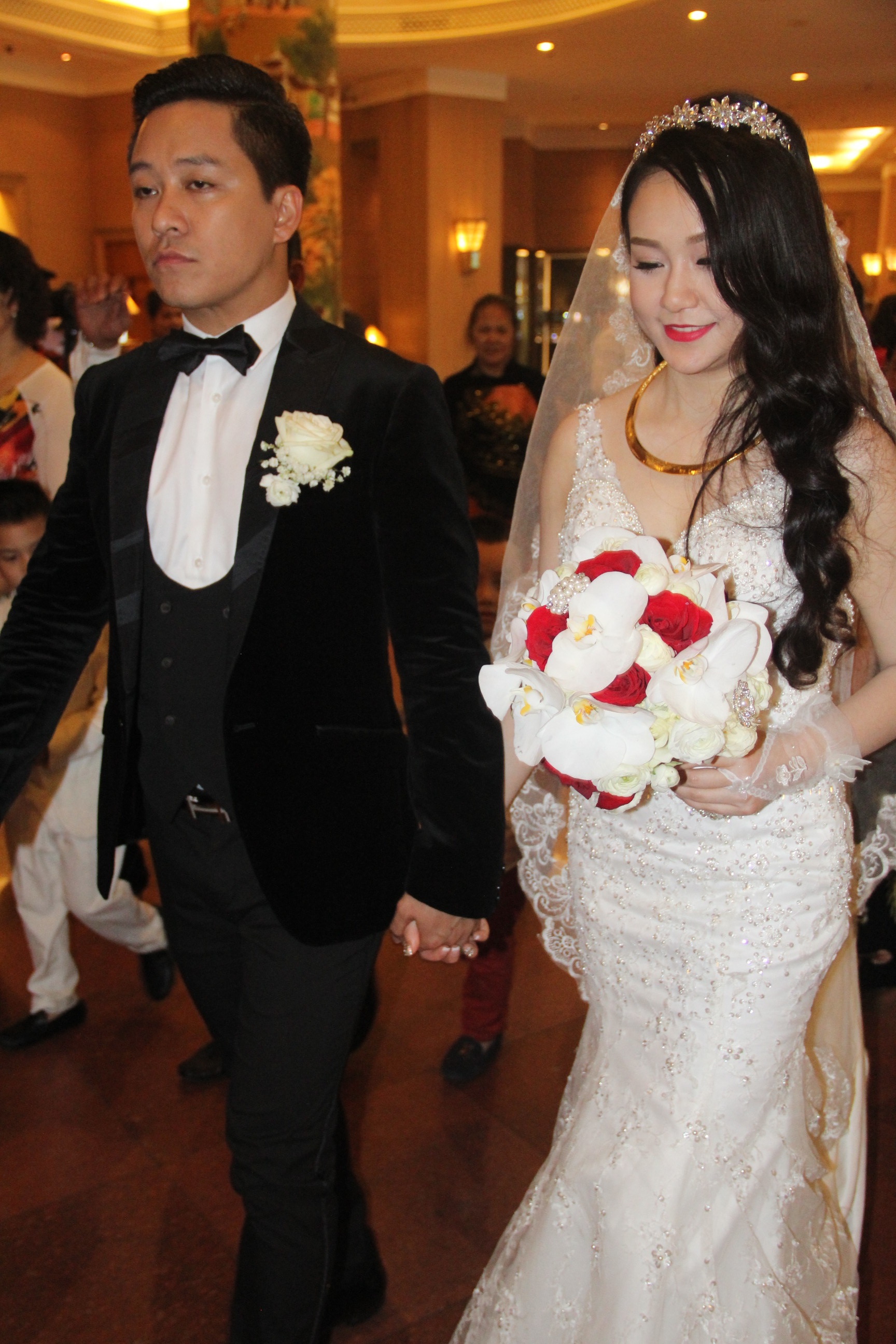 Cặp đôi hạnh phúc nắm tay vào khách sạn - nơi diễn ra đám cưới