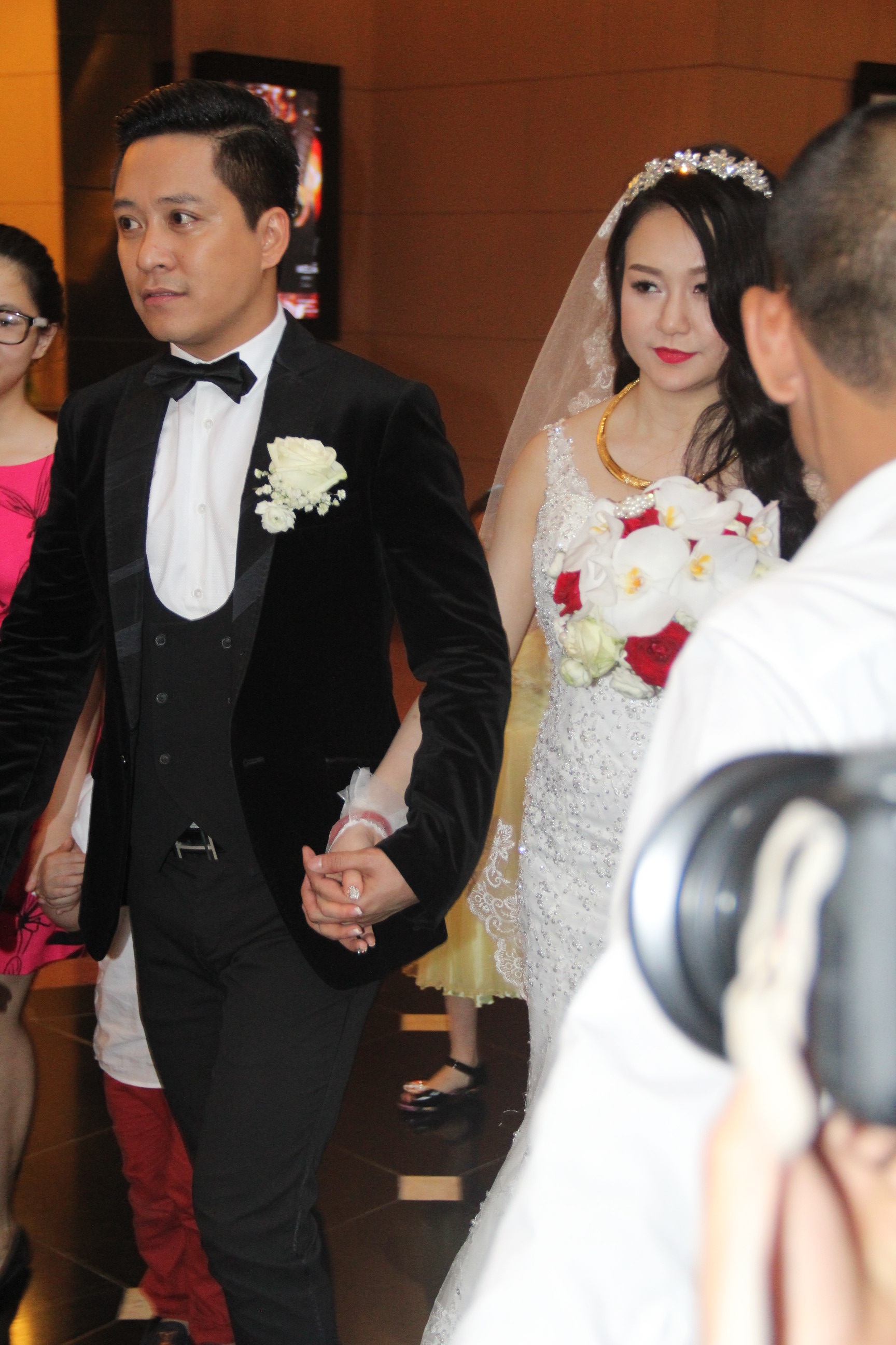 Cận cảnh váy cưới quyến rũ của cô dâu.