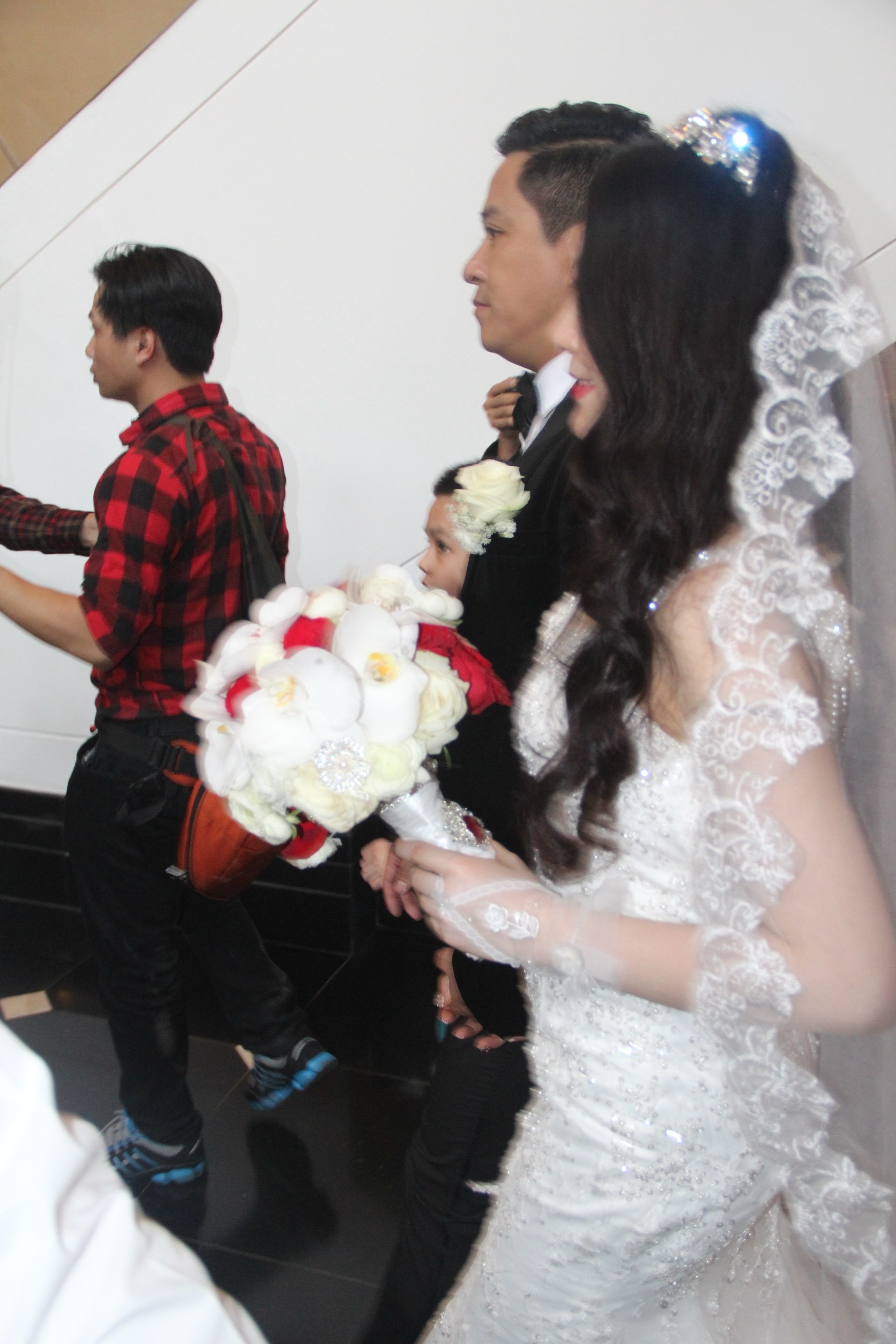 Cận cảnh váy cưới quyến rũ của cô dâu.