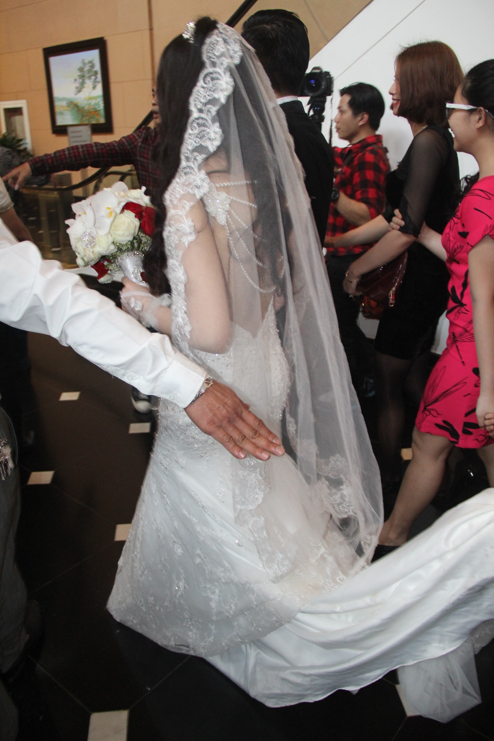 Cận cảnh váy cưới quyến rũ của cô dâu.