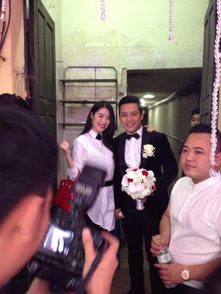 Quế Vân là một trong những vị khách tới sớm nhất, cô vui vẻ chụp hình cùng cú rể điển trai