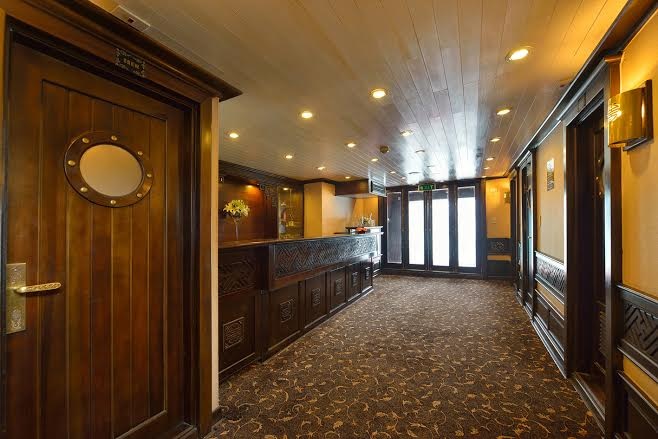 Tàu được trải thảm sang trọng