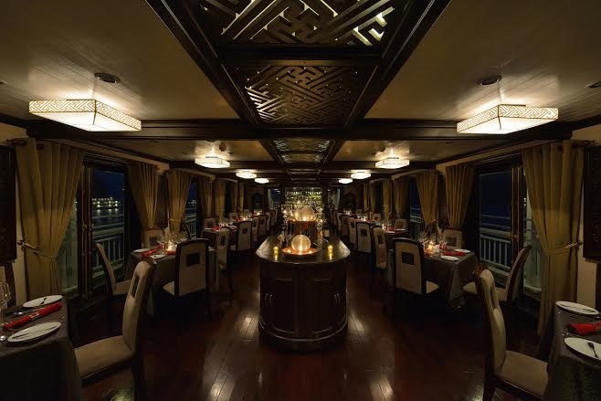 Đại tiệc hải sản sẽ được phục vụ vào bữa tối tại nhà hàng trên tầng 3 của du thuyền