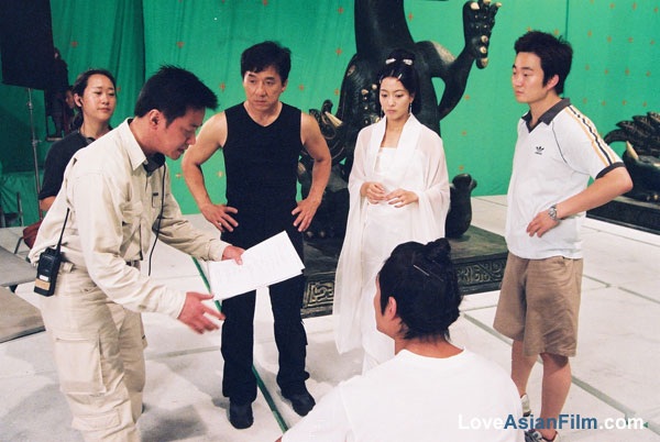 Thành Long và Kim Hee Sun lắng nghe chỉ đạo của đạo diễn