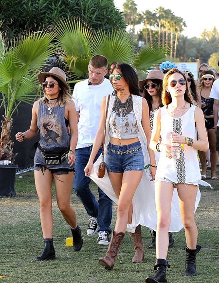 Selena Gomez thoải mái mặc váy xuyên thấu đi chơi - 4 VN