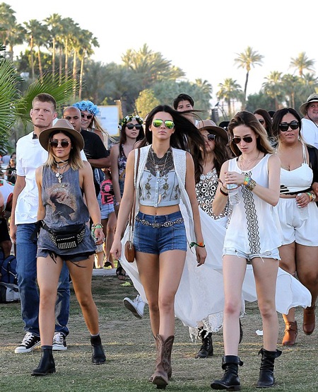 Selena Gomez thoải mái mặc váy xuyên thấu đi chơi - 5 VN