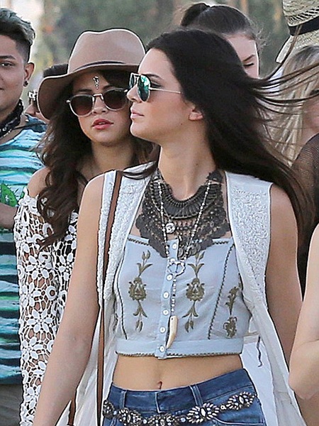 Selena Gomez thoải mái mặc váy xuyên thấu đi chơi - 6 VN