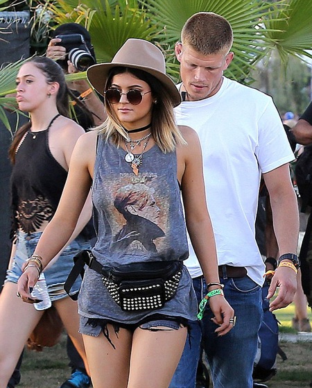 Selena Gomez thoải mái mặc váy xuyên thấu đi chơi - 7 VN