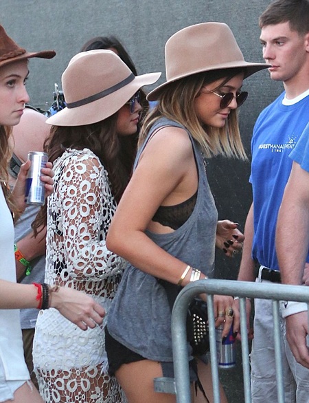 Selena Gomez thoải mái mặc váy xuyên thấu đi chơi - 8 VN