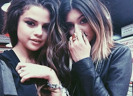 Selena Gomez thoải mái mặc váy xuyên thấu đi chơi - 10 VN