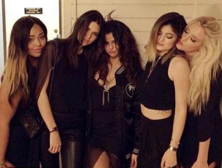 Selena Gomez thoải mái mặc váy xuyên thấu đi chơi - 11 VN