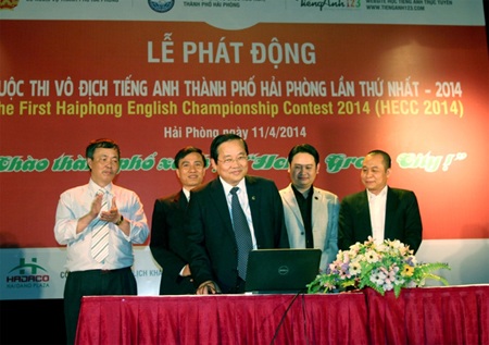 Hải Phòng phát động cuộc thi vô địch tiếng Anh lần thứ nhất - 1 Đồng chí Nguyễn Hữu Doãn đã chính thức ấn nút “Khởi động trên hệ thống thi trực tuyến.