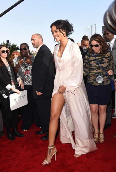 Trang phục mát mẻ quá đà của Rihanna tại MTV Movie Awards - 6 VN
