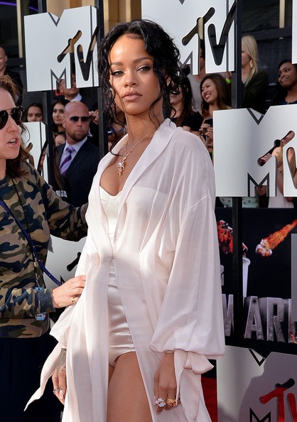 Trang phục mát mẻ quá đà của Rihanna tại MTV Movie Awards - 8 VN
