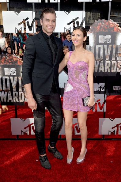 Trang phục mát mẻ quá đà của Rihanna tại MTV Movie Awards - 9 Nam diễn viên Pierson Fode sánh cùng người đẹp Victoria Justice