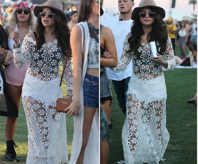 Selena Gomez thoải mái mặc váy xuyên thấu đi chơi - 3 Đây có lẽ là một trong những bộ cánh mát mẻ nhất mà nữ ca sỹ 22 tuổi này từng mặc