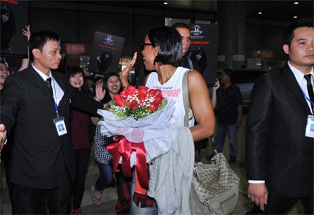 Fan Việt khiến Kelly Rowland xúc động - 3 Khi ra về, cô còn ngoái lại nhìn và vẫy chào fan.