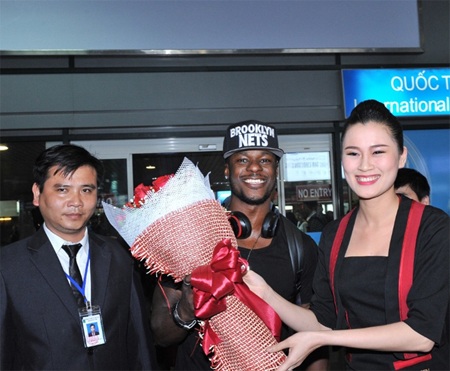 Fan Việt khiến Kelly Rowland xúc động - 6 Giám khảo Australia’s Got Talent 2013 hào hứng khi đến Việt Nam