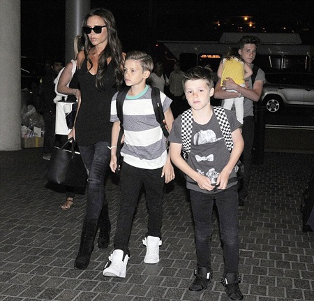 Victoria Beckham sành điệu tại sân bay - 3 VN