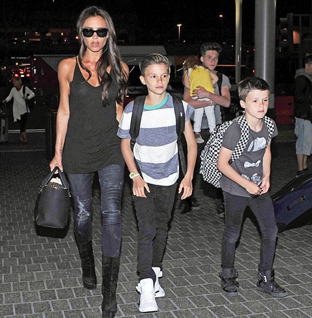Victoria Beckham sành điệu tại sân bay - 4 VN