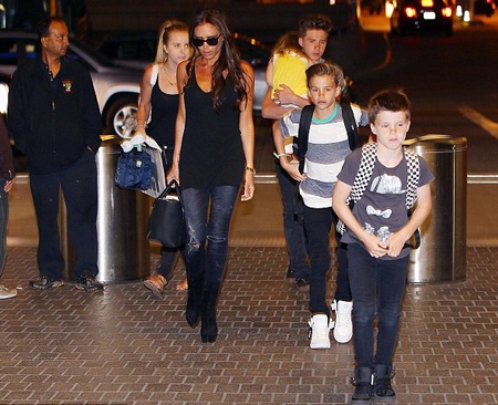 Victoria Beckham sành điệu tại sân bay - 5 VN