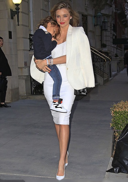 Miranda Kerr sành điệu bế con đi ăn tối - 1 VN