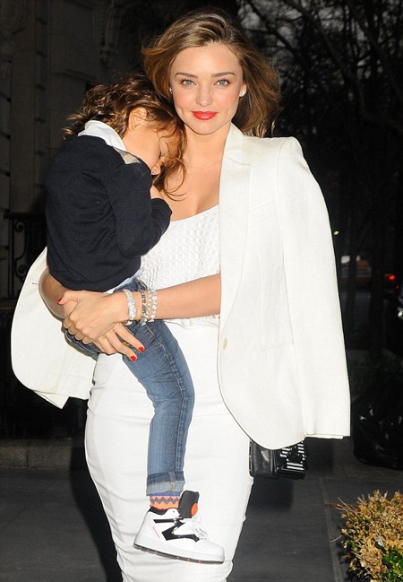 Miranda Kerr sành điệu bế con đi ăn tối - 2 VN