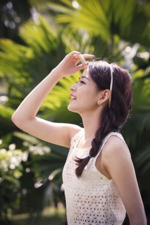 Tóc dài và các kiểu biến tấu ngộ nghĩnh - 4 2. Tóc xinh dạo phố hoặc hẹn hò bạn bè