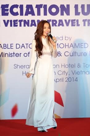 Ái Phương rạng rỡ với áo dài - 4 Ái Phương rạng rỡ với áo dài
