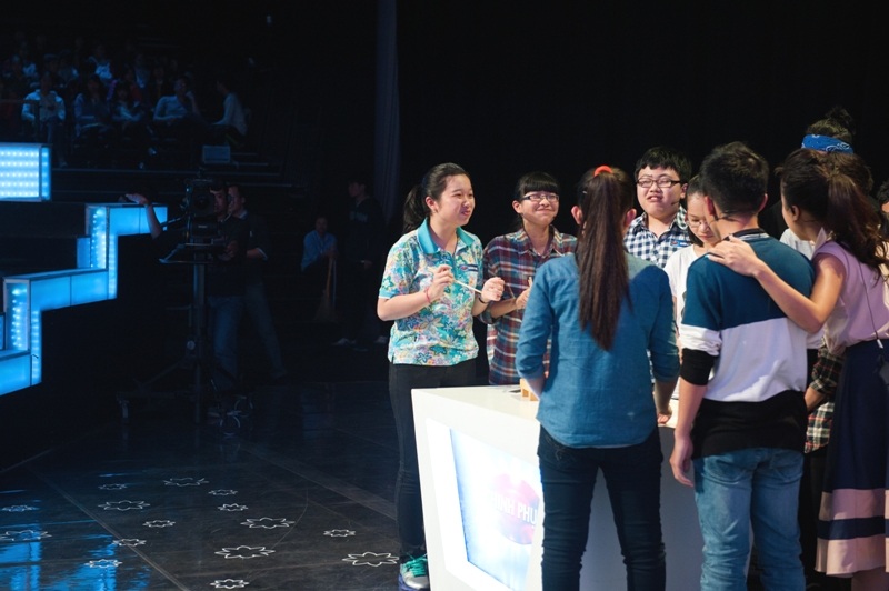 Các thí sinh rất vui vẻ và háo hức khi được thưởng thức món sushi