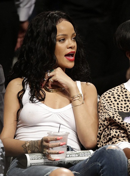 Rihanna “thoáng mát” đi xem bóng rổ - 6 VN