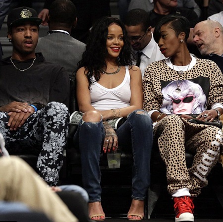 Rihanna “thoáng mát” đi xem bóng rổ - 7 VN