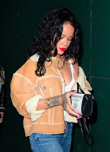 Rihanna “thoáng mát” đi xem bóng rổ - 11 VN