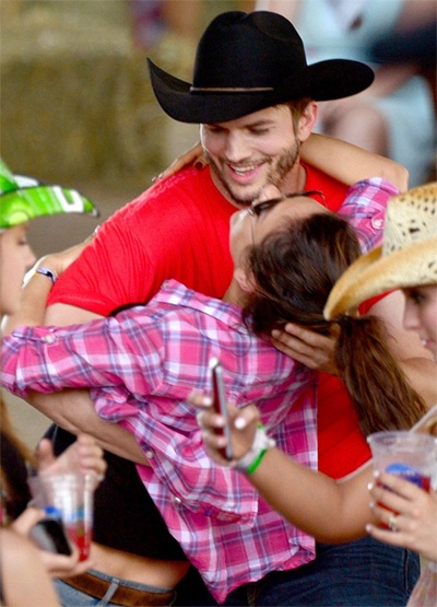Ashton Kutcher hạnh phúc bên bạn gái mang bầu - 4 VN