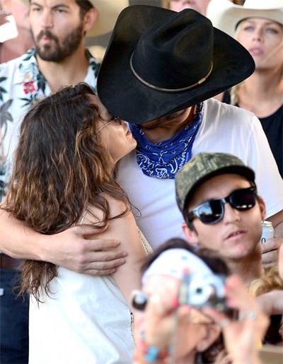 Mila Kunis và Ashton Kutcher hạnh phúc bên nhau - 4 VN