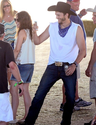 Mila Kunis và Ashton Kutcher hạnh phúc bên nhau - 6 VN