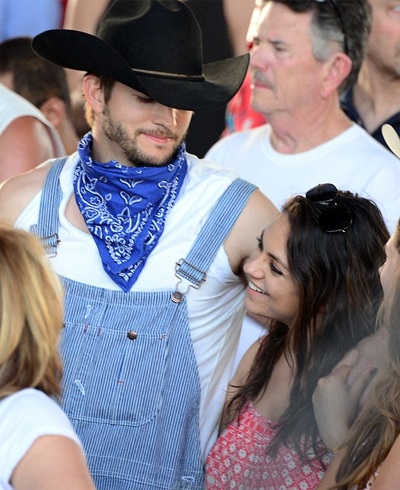 Mila Kunis và Ashton Kutcher hạnh phúc bên nhau - 10 VN