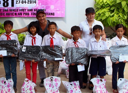 Người đẹp áo dài Khánh Vân tích cực làm từ thiện - 5 Diễn viên Đức Hải trao quà cho các bạn học sinh nghèo vượt khó
