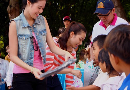 Người đẹp áo dài Khánh Vân tích cực làm từ thiện - 6 Khánh Vân tươi rói bên các em nhỏ.