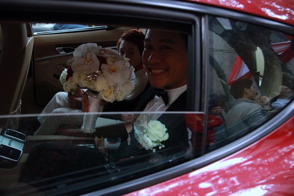 Cô dâu chú rể đi trên chiếc xe siêu sang đỏ rực