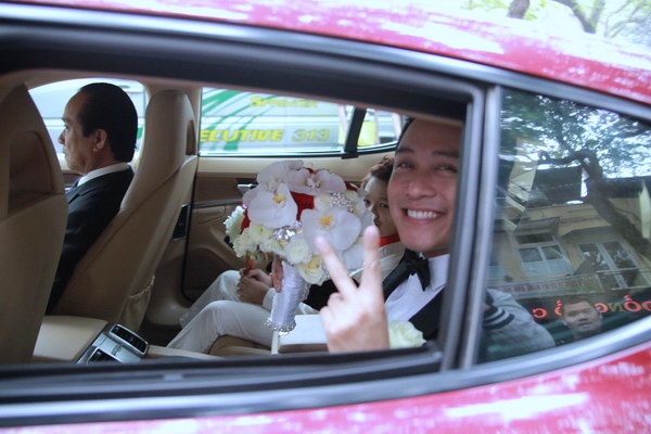 Tuấn Hưng bảnh bao trong bộ vest đen.