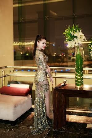 Hoa khôi Hương Thảo quyến rũ với váy ren - 2 Hoa khôi Thể thao 2012 đang thử sức trong lĩnh vực kinh doanh