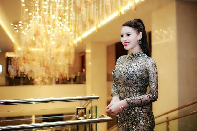 Hoa khôi Hương Thảo quyến rũ với váy ren - 3 Cô cũng muốn khẳng định mình trong vai trò người dẫn chương trình chuyên nghiệp.
