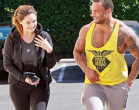 Người đẹp Anh khoe nhẫn đính hôn - 1 Kelly Brook khoe nhẫn đính hôn
