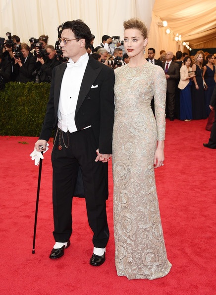 Nam diễn viên phim Cướp biển vùng Caribe Johnny Depp sánh cùng bạn gái Amber Heard