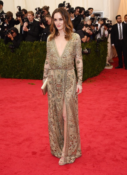 Leighton diện váy 