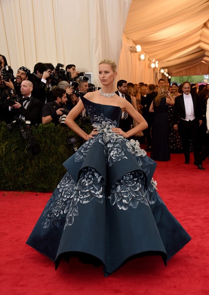 Karolina diện váy 